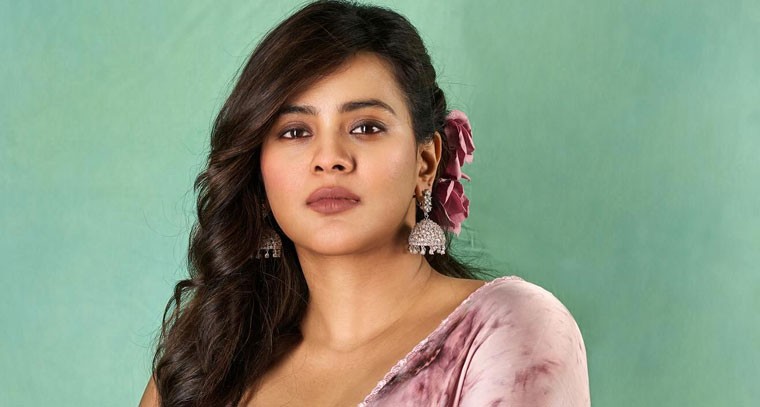 సిల్క్‌ శారీలో  హేబా పటేల్‌ అందాల విందు