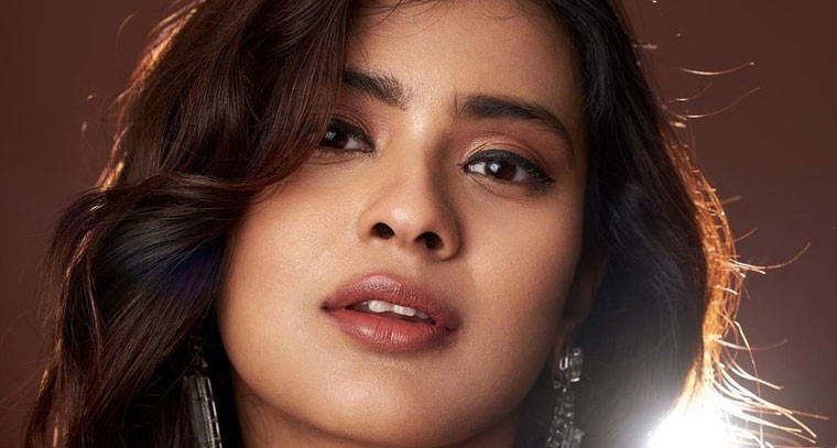  శారీలో హెబ్బా పటేల్ హాట్‌నెస్‌ ఓవర్‌ లోడ్‌ !