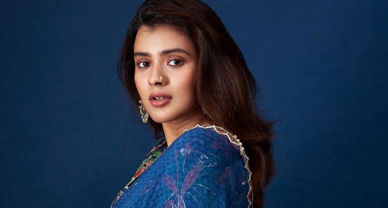 బ్లూ శారీలో హేబా పటేల్ మైండ్ బ్లోయింగ్ పోజులు