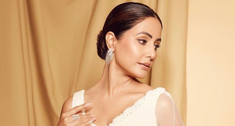 తెల్లటి చీరలో  హీనా ఖాన్