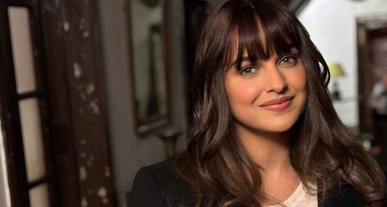 వింటర్ కోట్ లో హిమాన్షి ఖురానా