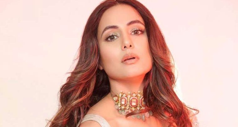 బ్యాక్‌లెస్ గౌను లో హీనా ఖాన్ !