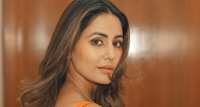 ఆరెంజ్ కలర్ గౌనులో హీనా ఖాన్ 