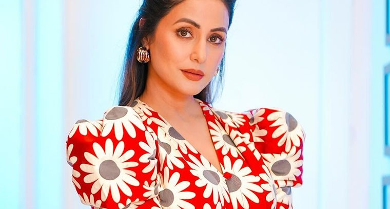 ఫ్లోరల్ ప్రింటెడ్ షార్ట్ డ్రెస్ లో హీనా ఖాన్ 