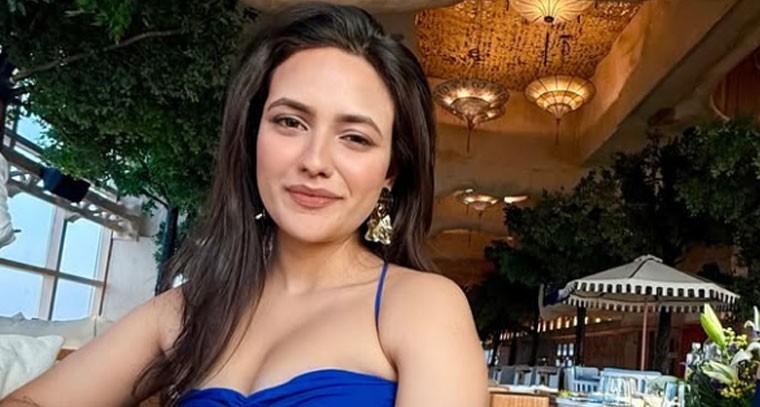 పొట్టి డ్రెస్ లో  ఆహ్నా శర్మ 