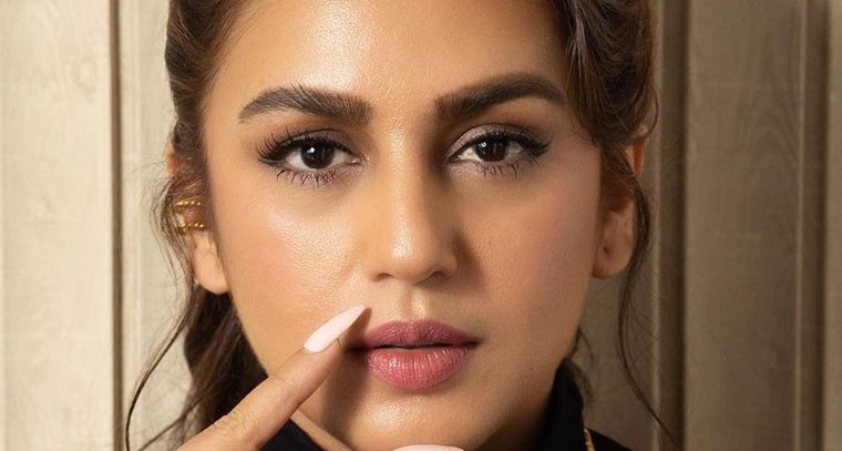 బ్లాక్ డ్రెస్ లో స్టైలిష్ గా హుమా ఖురేషి