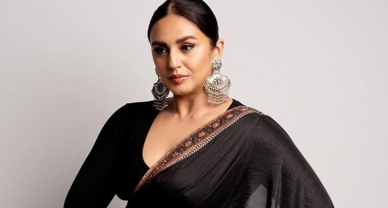 బ్లాక్ శారీ లో హుమా ఖరేషి ఫొటోస్ 