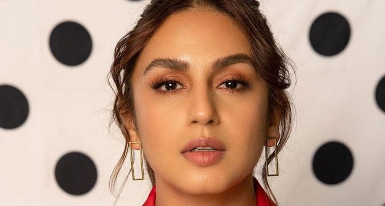 రెడ్ డ్రెస్ లో హుమా ఖురేషి స్టిల్స్ 