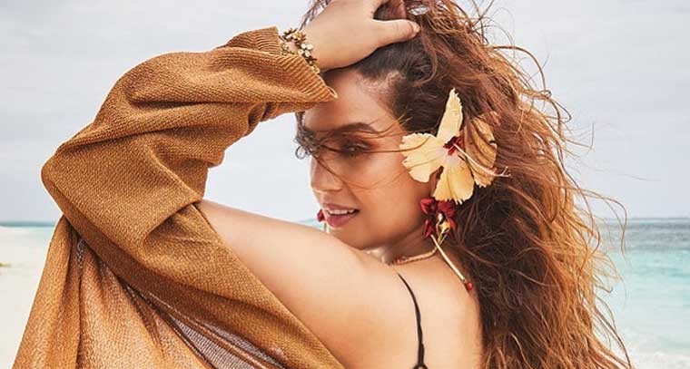 బీచ్‌లో హుమా ఖురేషి