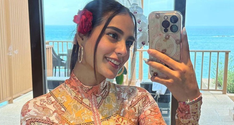 బాత్రూంలో ఇక్రా అజీజ్ మిర్రర్ సెల్ఫీ 