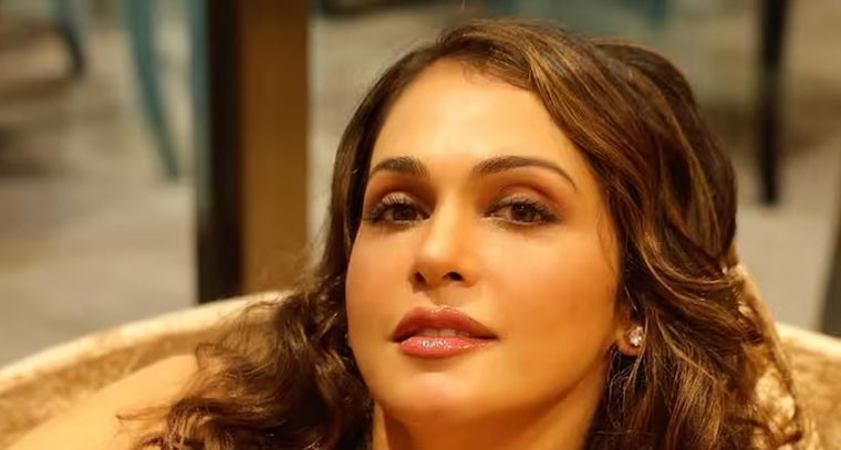 బ్లాక్ డ్రెస్ లో  ఇషా కోపికర్ ఫోజులు 