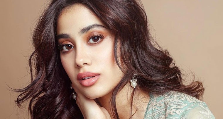 ట్రెడిషనల్ లుక్ లో కేక పుట్టిస్తున్న జాన్వీ కపూర్ 