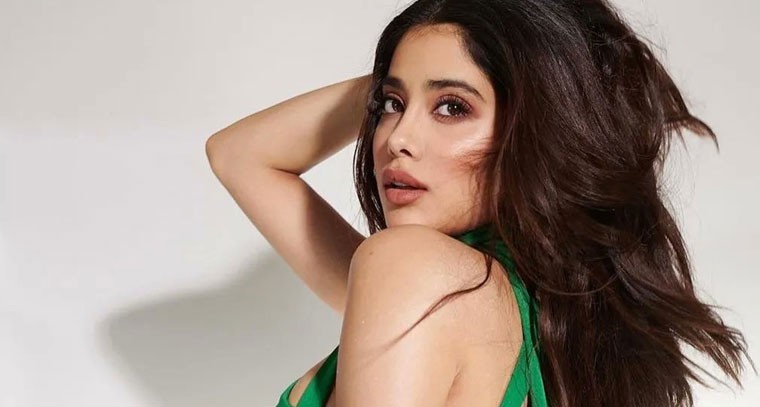 బ్యాక్‌లెస్ డ్రెస్‌లో బోనీ కపూర్