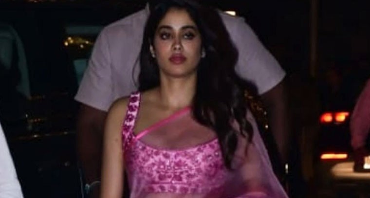 అనంత్ అంబానీ ఎంగేజ్ మెంట్రూ కు హాజరైన జాన్వీ