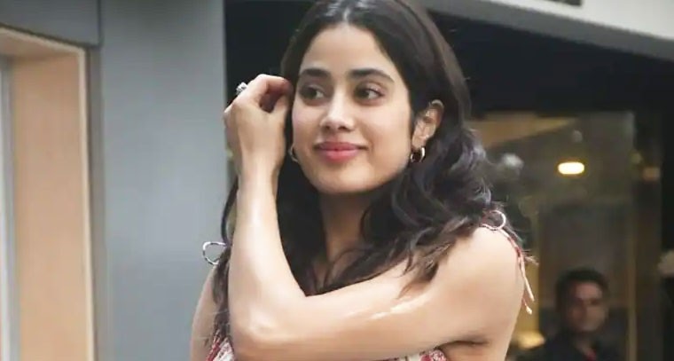 పొట్టి డ్రెస్‌లో జాన్వీ సూపర్‌ హాట్‌ లుక్‌
