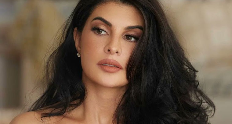 లావెండర్ షేడ్ రివీలింగ్ డ్రెస్  లో  జాక్వెలిన్ 