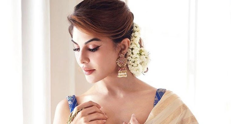 జాక్వెలిన్ రొమాంటిక్ పోజులు
