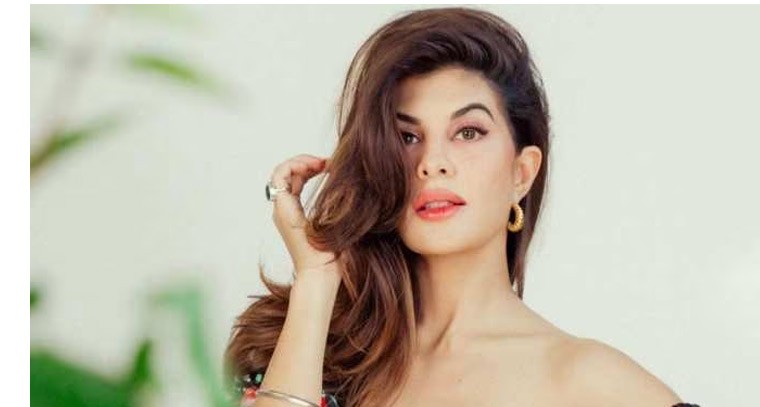  ప్రింటెడ్ స్కిన్ ఫిట్  డ్రెస్సులో జాక్వెలిన్ ఫెర్నాండెజ్ 