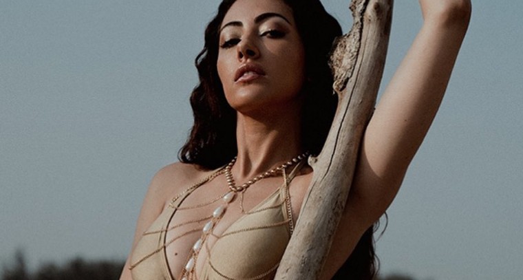 జెన్నిఫర్ పిక్సినాటో  బోల్డ్ ఫొటోస్ 