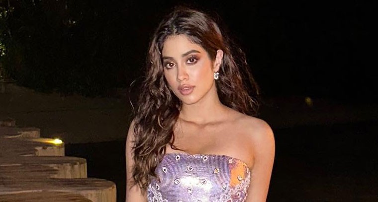 జాన్వీ హాట్ ట్రీట్ !