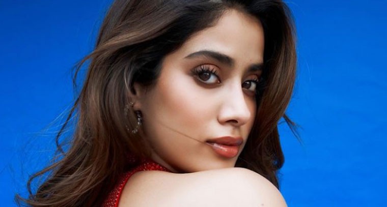 రెడ్ శారీలో మైమరపిస్తున్న జాన్వీ కపూర్

