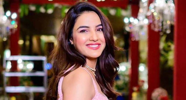 బెడ్ పై జాస్మిన్ భాసిన్  ఫోజులు 