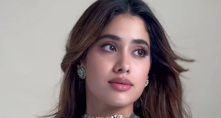  పింక్‌ లెహెంగాలో తళుక్కుమన్న జాన్వీ కపూర్‌ 