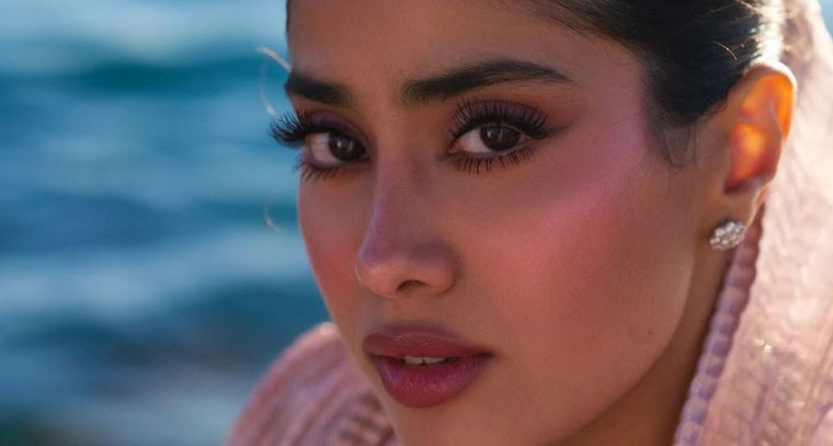 కేన్స్‌లో జాన్వీ మెరుపులు..
