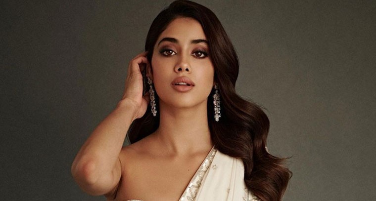 వైట్ కలర్ చీర లో జాన్వీ కపూర్