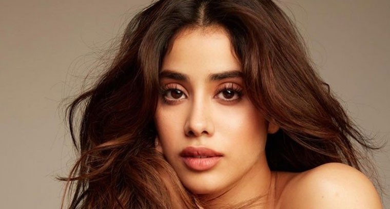  స్టన్నింగ్ లుక్ లో జాన్వీ కపూర్ 