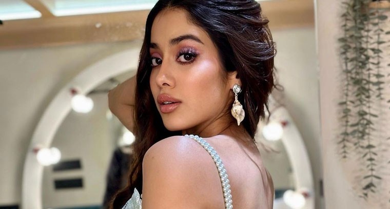 జలకన్యలా  జాన్వీ కపూర్  !