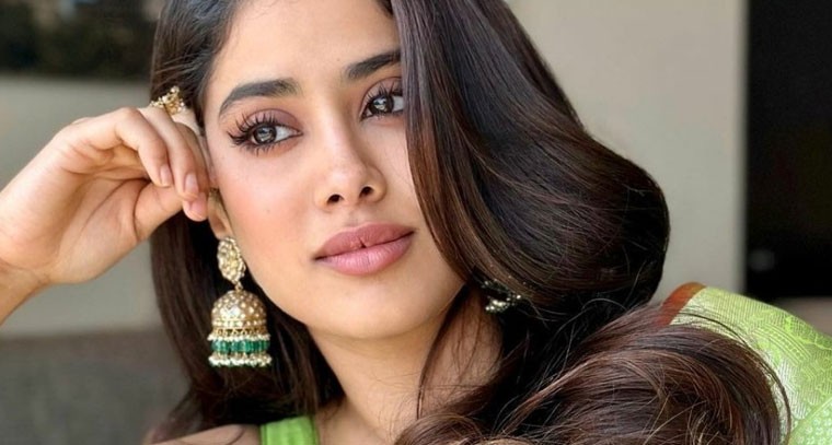 స్లీవ్ లెస్ బ్లౌజ్ లో జాన్వీ  గ్లామర్ మెరుపులు