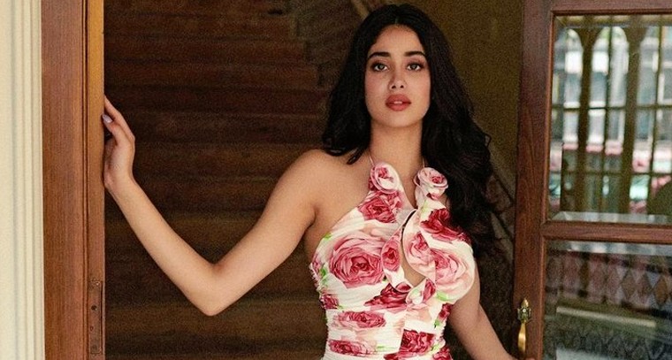  టైట్ బాడీ కాన్ డ్రెస్ లో జాన్వీ కపూర్