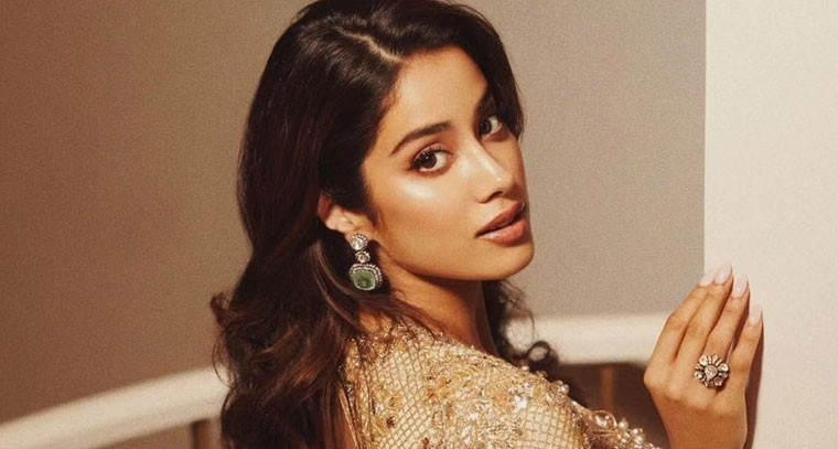 గోల్డ్ కలర్ శారీలో జాన్వీ