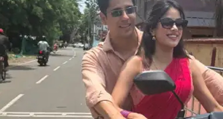 స్కూటీ నడుపుతున్న  జాన్వీ కపూర్ 