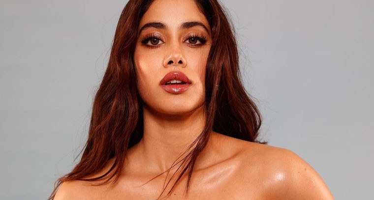  ఆక్వా-బ్లూ స్ట్రాప్‌లెస్ గౌనులో జాన్వీ కపూర్ 