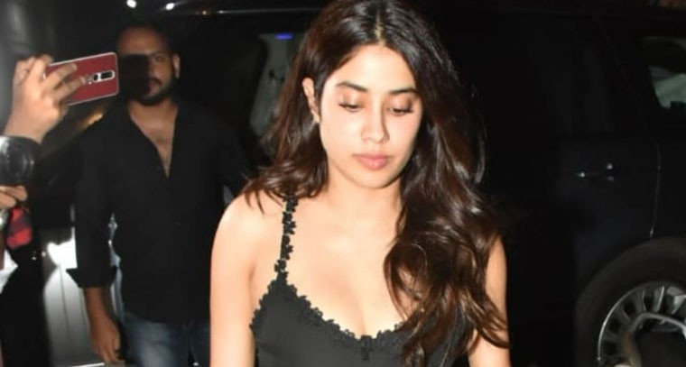 పొట్టి డ్రెస్‌లో అందాల విందు చేసిన జాన్వీ కపూర్