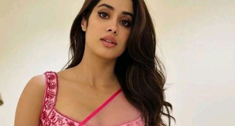 క్లీవేజ్ అందాలతో  జాన్వీ కనువిందు !
