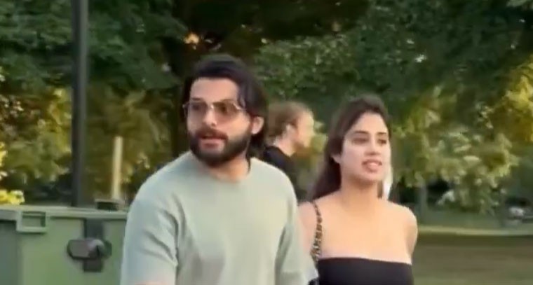 లండన్ వీధుల్లో బాయ్ ఫ్రెండ్‌తో జాన్వీ చక్కెర్లు