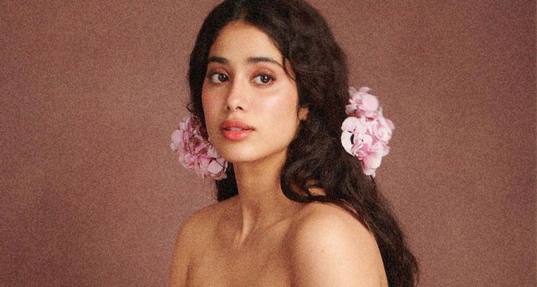 టాప్‌ అందాలు కనిపించేలా   జాన్వీ కపూర్‌ హోయలు