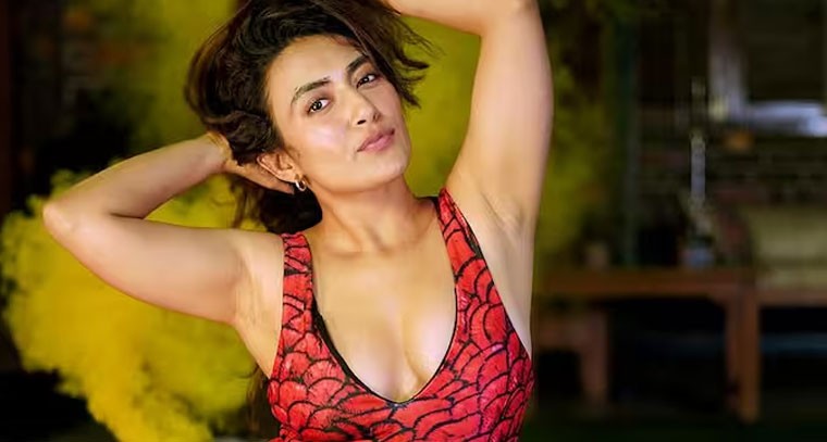 మోనోకిని లుక్‌లో  హాట్ గా జినాల్ జోషి 