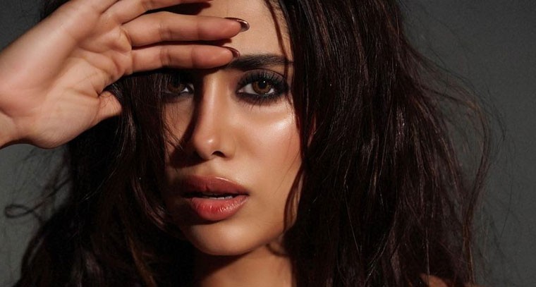 జాన్వీ కపూర్ అందాల ఆరబోత