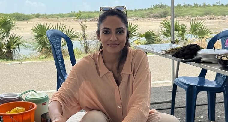 షూటింగ్ సెట్‌లో గరిట పట్టిన  శోభిత ధూళిపాళ