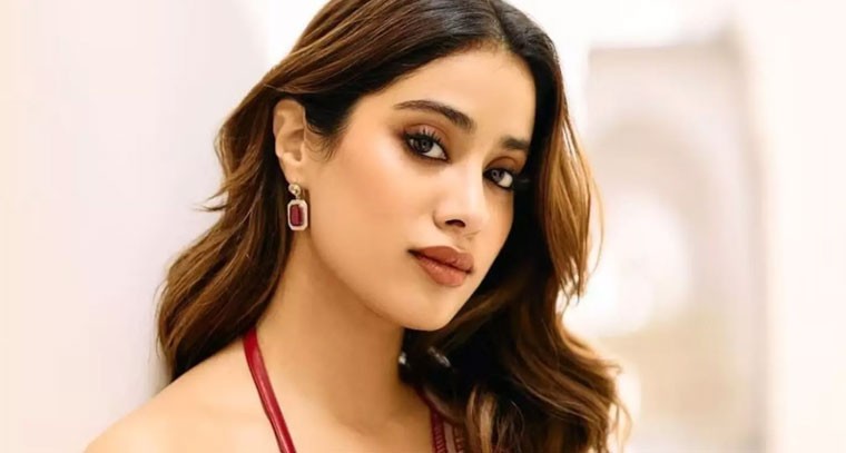 ఈ  ఏడాది మూడు సినిమాలతో రానున్న జాన్వీ క‌పూర్ ?