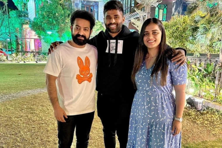 ఫోటో మూమెంట్ : ఇండియన్ క్రికెటర్ తో జూనియర్ NTR 