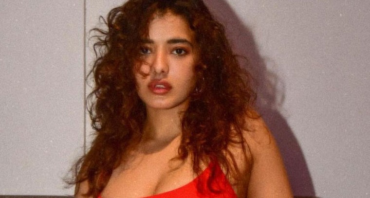 సోఫాపై హాట్ సిట్టింగ్ ఫోజులతో కేతికా శర్మ