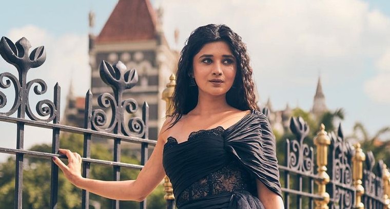 బ్లాక్ డ్రెస్ లో కనికా మాన్ ఫోజులు 