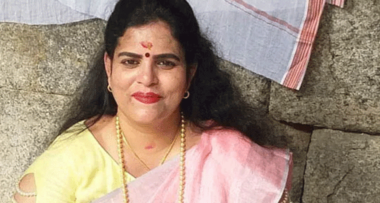 నటుడు శివాజీకి కరాటే కల్యాణి మద్దతు