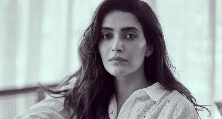 పొట్టి డ్రెస్ లో కరిష్మా తన్నా ఫోజులు 