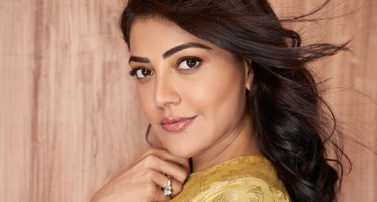 కాజల్‌ కారులో డ్రైవింగ్‌ చేస్తూ ...